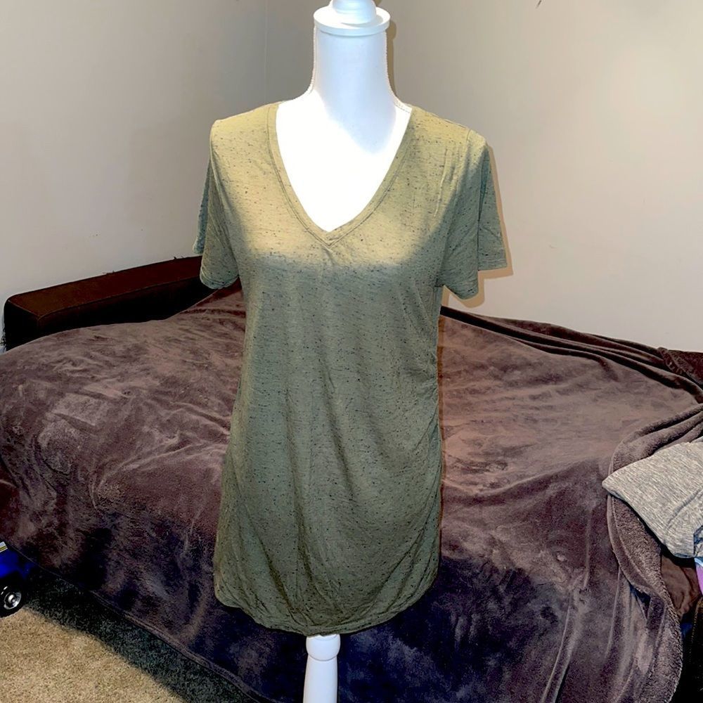 Liz Lange Maternity Tee. Large. Good Condition. Olive & Navy.